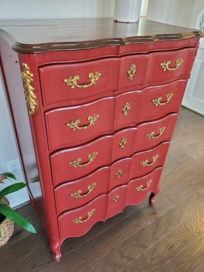 Retique It furniture and cabinet paint quart in Venetian Red, showing a smooth painted surface with a vibrant red finish.