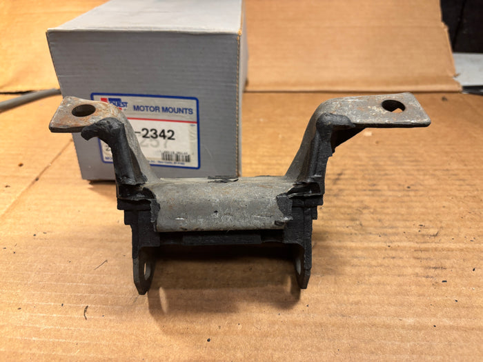 1966-1972 Ford Mercury LH RH front engine mount CarQuest 31-2342