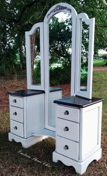 Retique It Furniture & Cabinet Paint in Snow, a quart container with white paint suitable for furniture refinishing and cabinetry.