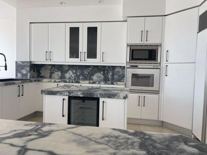 Retique It furniture and cabinet paint in quart size, Snow color, showing a smooth, freshly painted surface.
