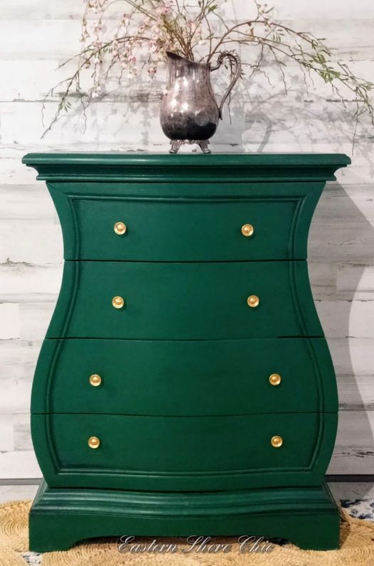 Quart of Retique It Viridian furniture and cabinet paint, showing the vibrant green color in a close-up shot.