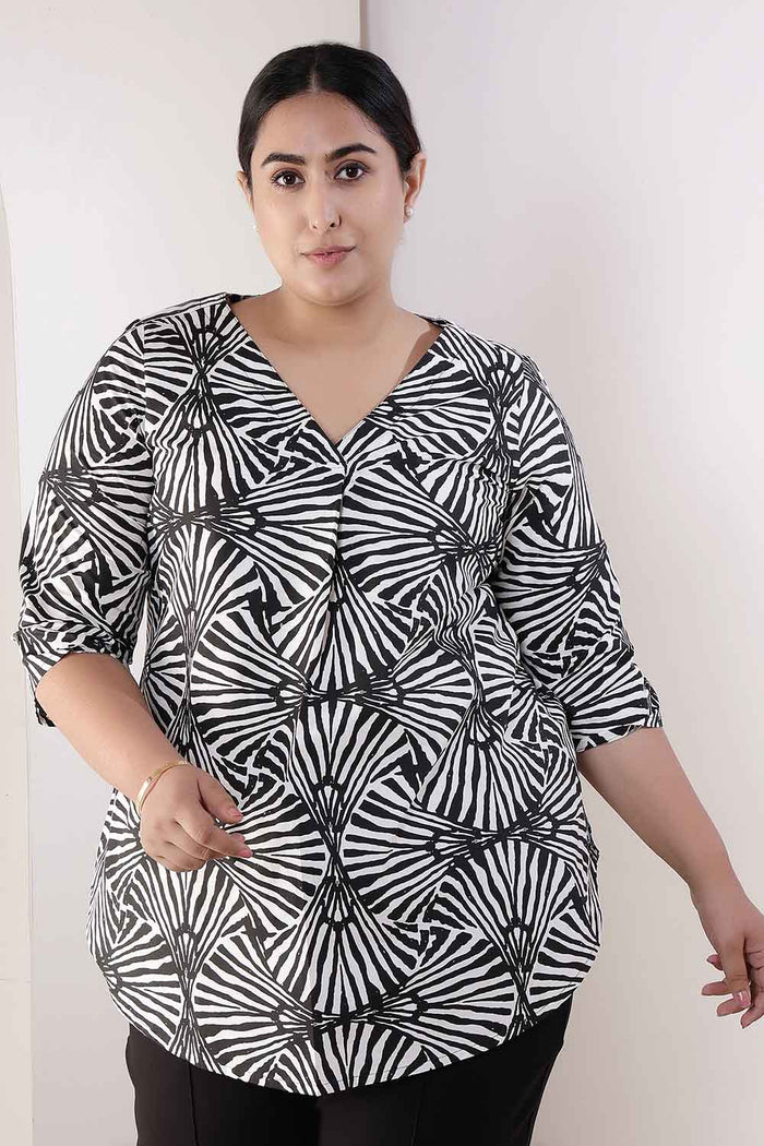 Plus Size Black & White Abstract Print Cotton V-Neck Top