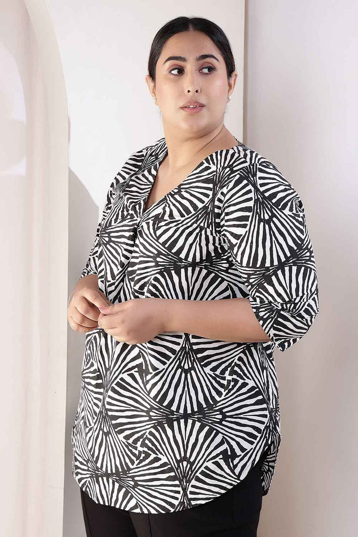 Plus Size Black & White Abstract Print Cotton V-Neck Top