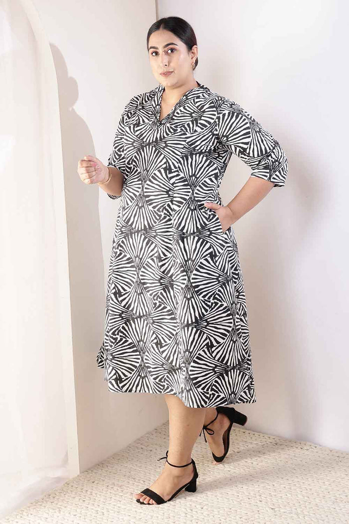 Plus Size Black & White Abstract Print Midi Dress