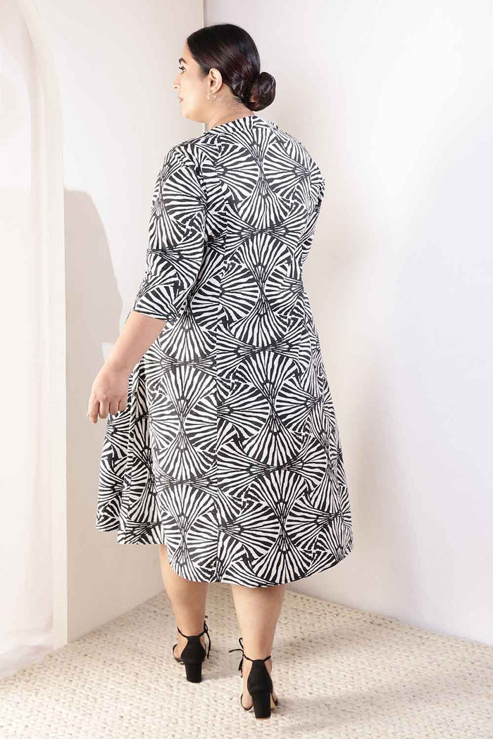 Plus Size Black & White Abstract Print Midi Dress