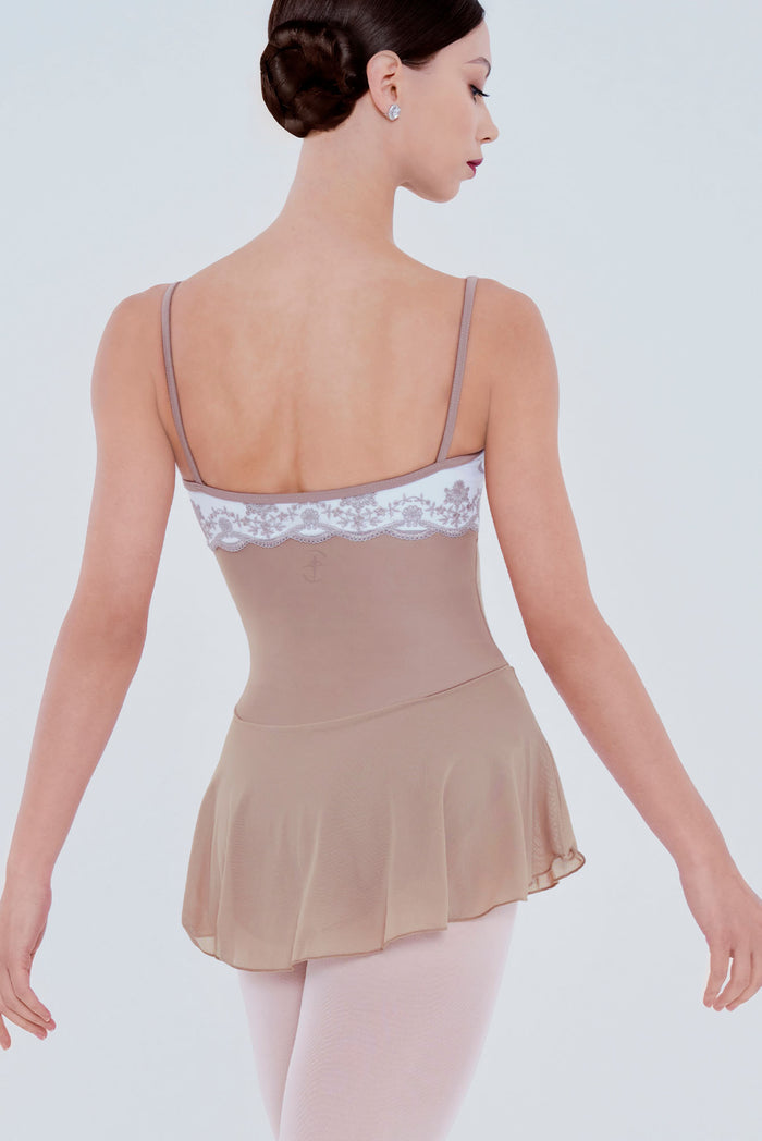 #couleur_moka / white